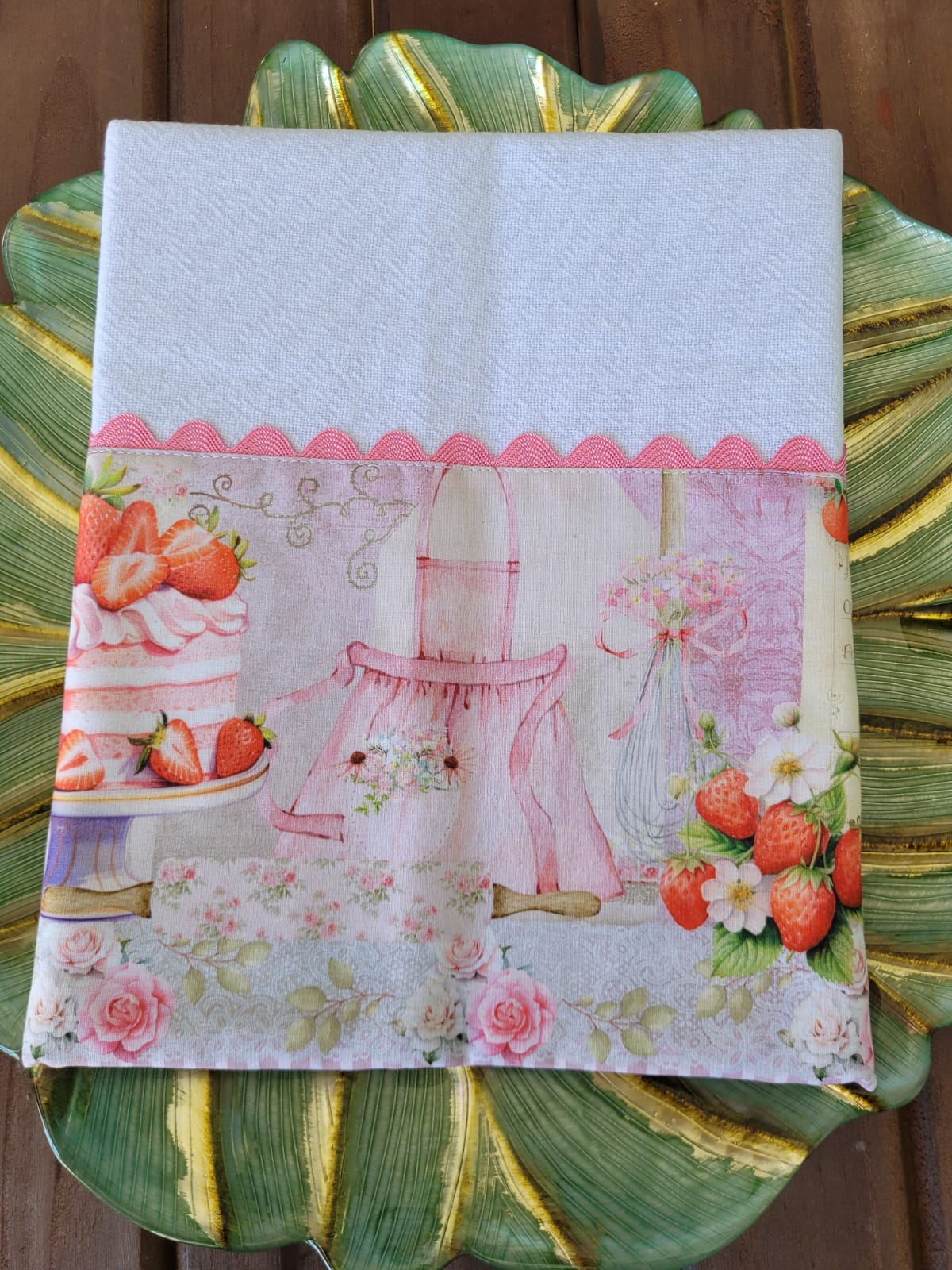 Pano de Prato Cozinha Elegante Algodão Branco com Detalhes Mesa com Bolo e Frutas Rosa CozinhaElegante.com.br