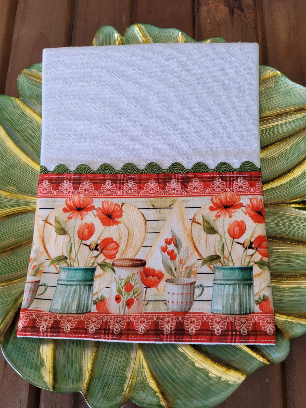 Pano de Prato Cozinha Elegante Algodão Branco com Detalhes de Mesa com Arranjo de Rosas Rosa CozinhaElegante.com.br