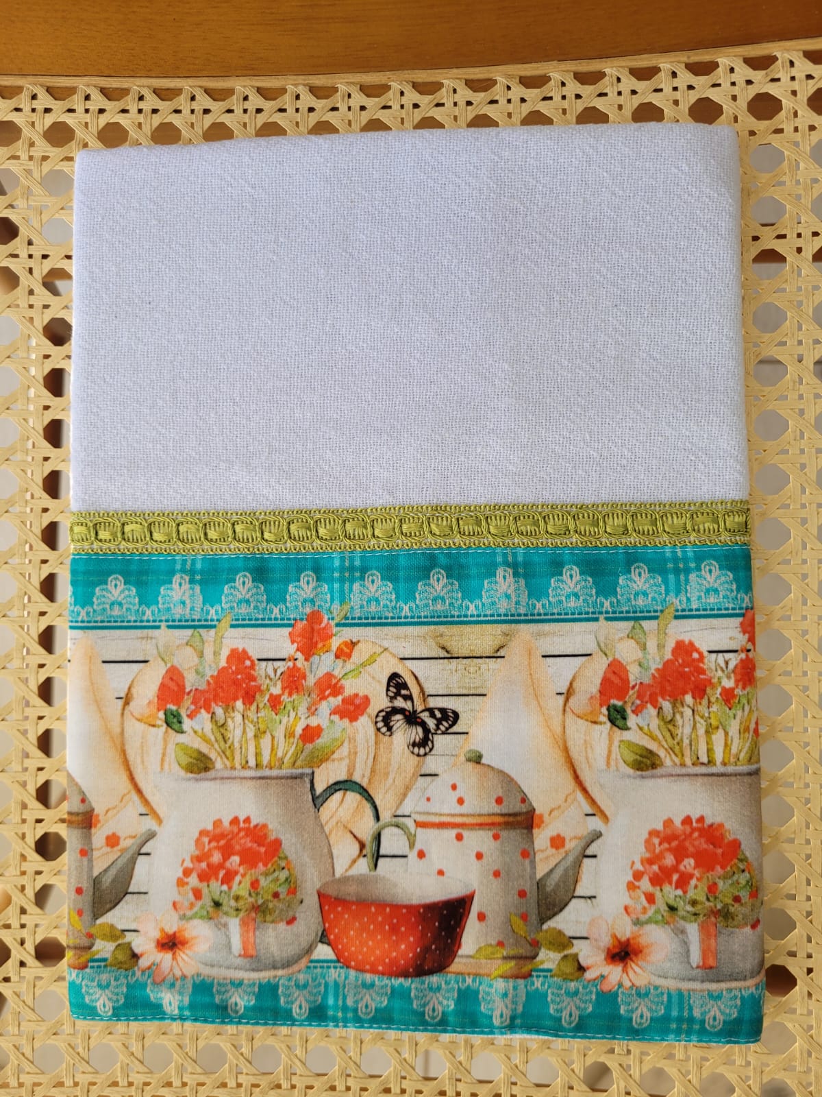 Pano de Prato Cozinha Elegante Algodão Branco com Detalhes de Mesa com Arranjos e Flores Verde Água CozinhaElegante.com.br