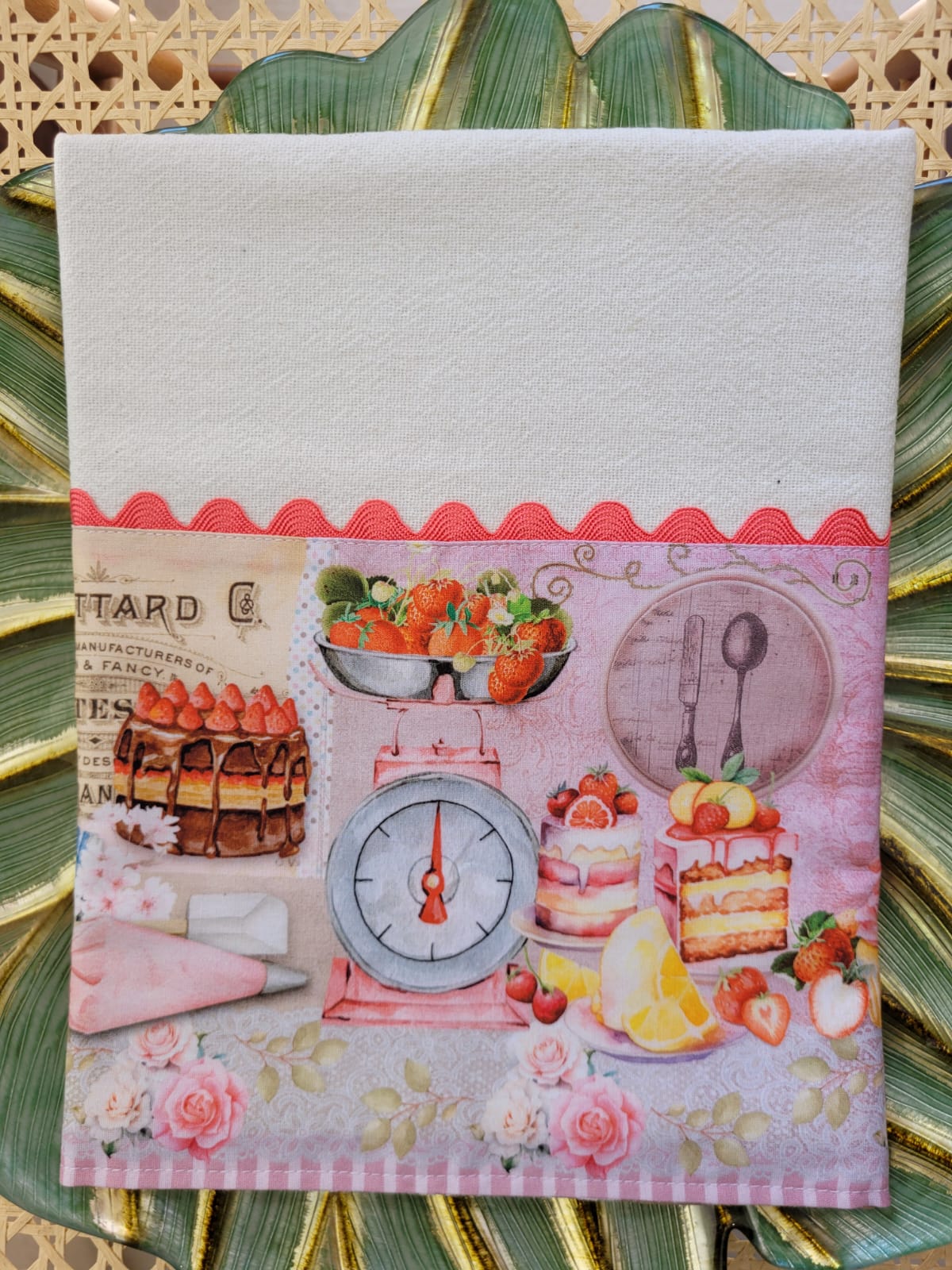 Pano de Prato Cozinha Elegante Algodão Pérola com Detalhes Mesa de Café com Frutas e Rosas Azul CozinhaElegante.com.br