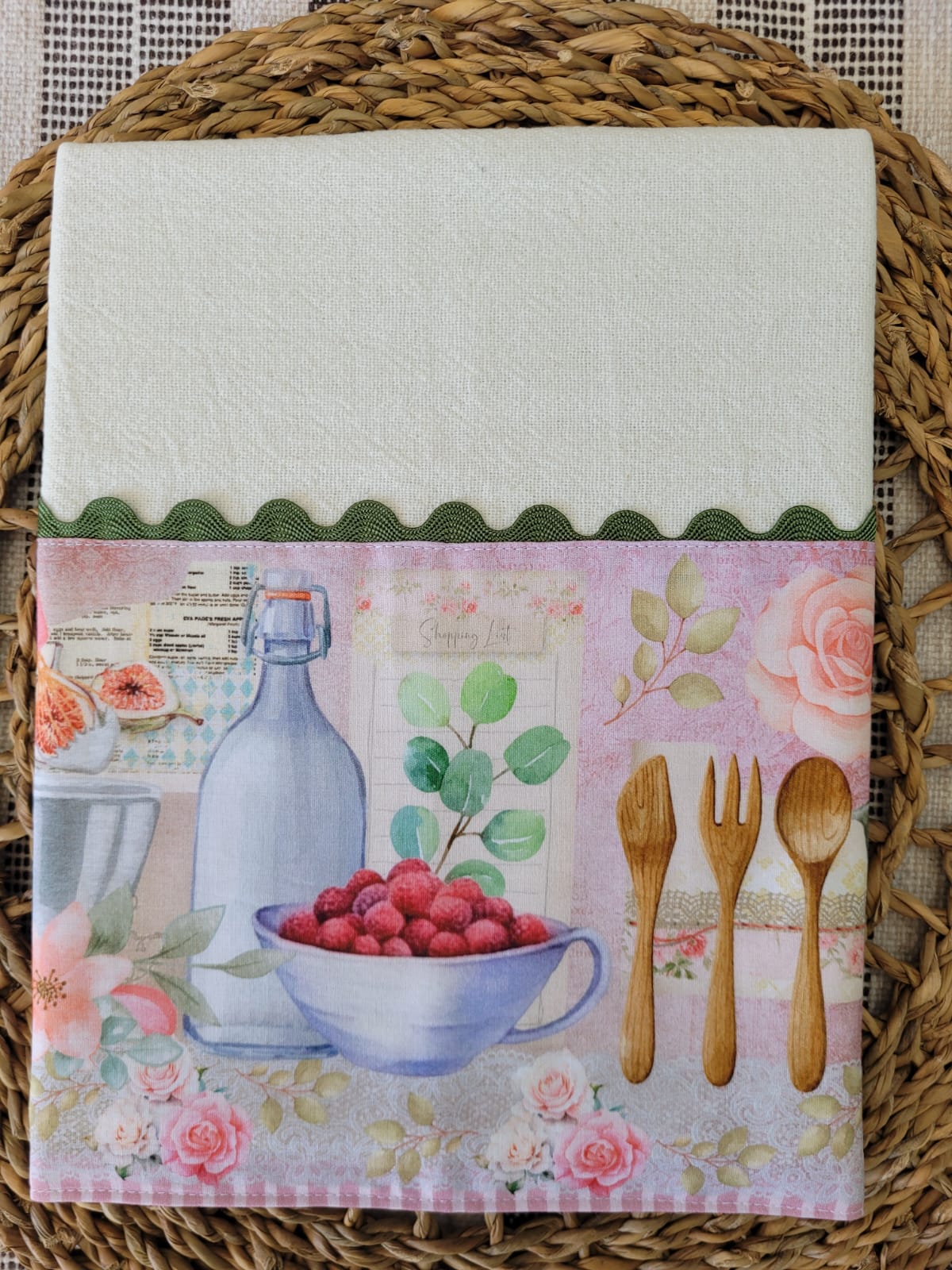 Pano de Prato Cozinha Elegante Algodão Pérola com Detalhes de Mesa: Rosas, Frutas e Talheres - Bordado Verde CozinhaElegante.com.br