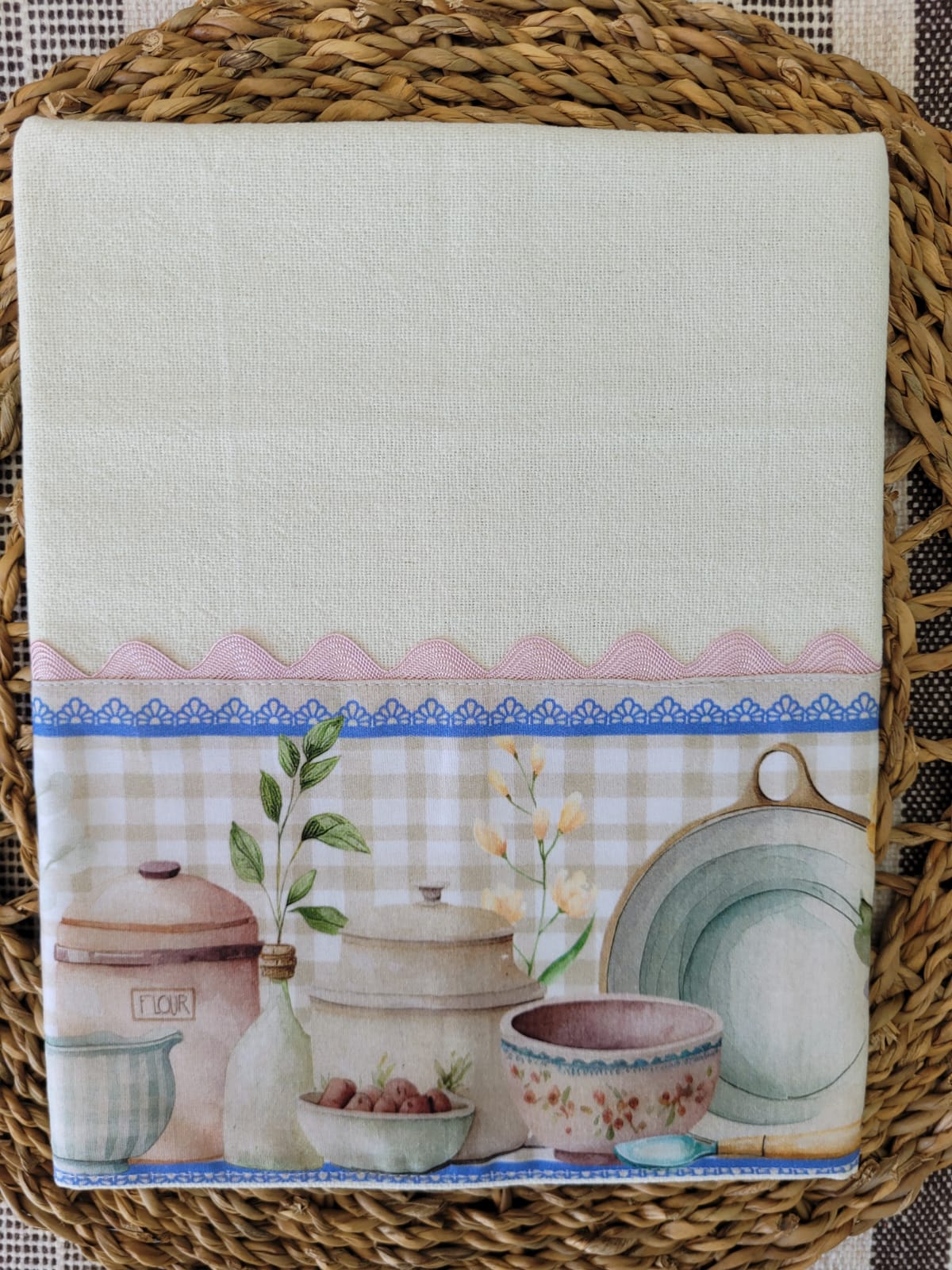 Pano de Prato Cozinha Elegante Algodão Pérola com Detalhes de Mesa: Vasilhas de Porcelana com Rosas - Bordado Rosa CozinhaElegante.com.br