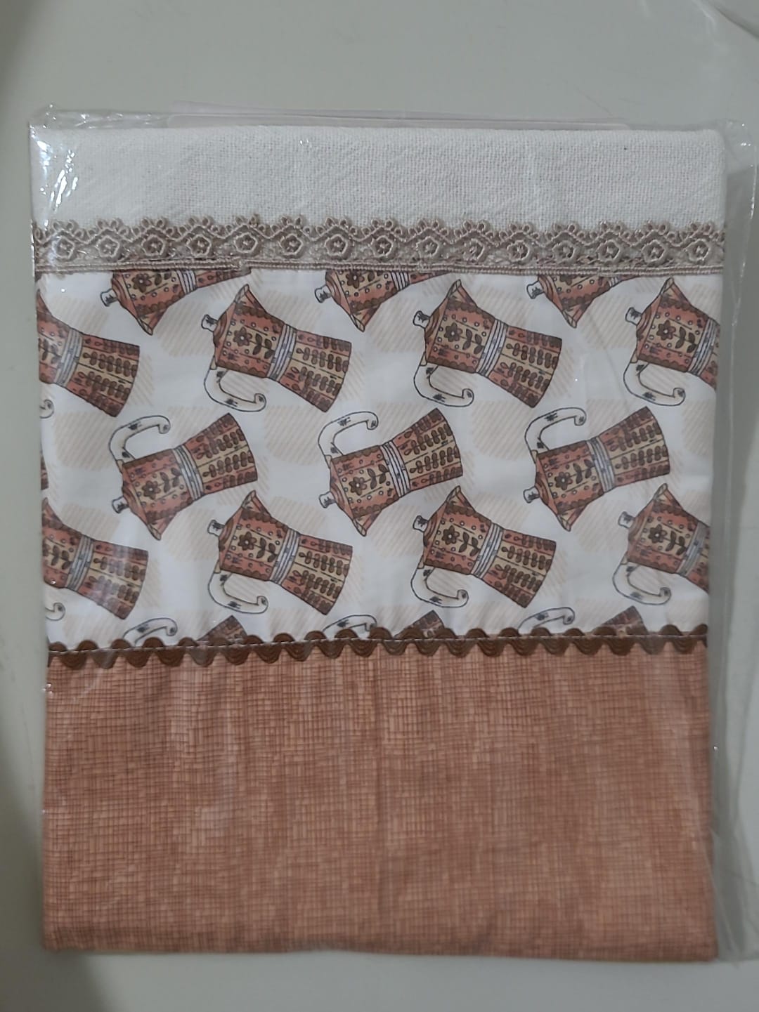 Pano de Prato Cozinha Elegante Algodão Pérola com Detalhes Bordado Cafeteira Marrom CozinhaElegante.com.br